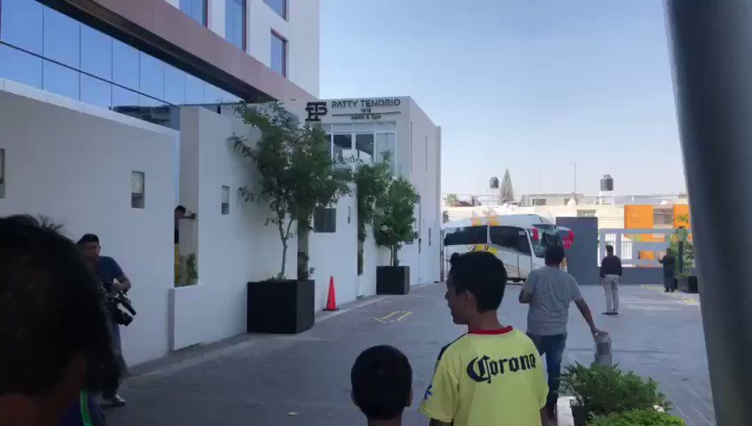#LiguillaW El @ClubAmerica ya está en su hotel de concentración y así fue la euforia que causó a su llegada @jaimesandoval_1