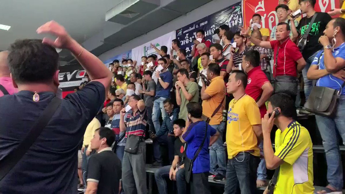 Action in the crowd + action in the ring = $$$$ for some of these lucky folks! #AbsoluteMuayThai
https://www.ufc.tv/video/absolute-muay-thai-019---blue-arena …