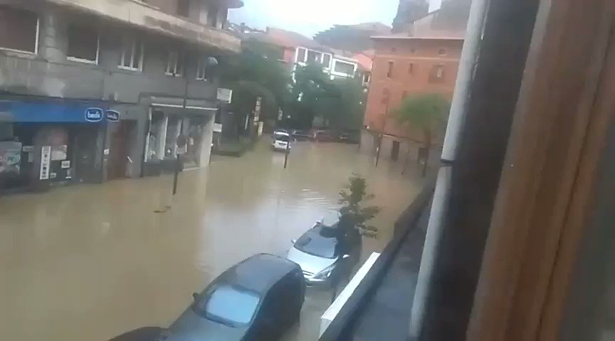 ⚠️ No cruces zonas inundadas 🚧
⚠️ Sigue indicaciones de los servicios de #emergencia y
#proteccioncivil 🚓🚒🚑
⚠️ Aléjate de cauces de barrancos, ramblas, torrentes,... 🛶
⚠️ Circula por vías preferentes 🛣️
📹: #Orereta, #Errenteria