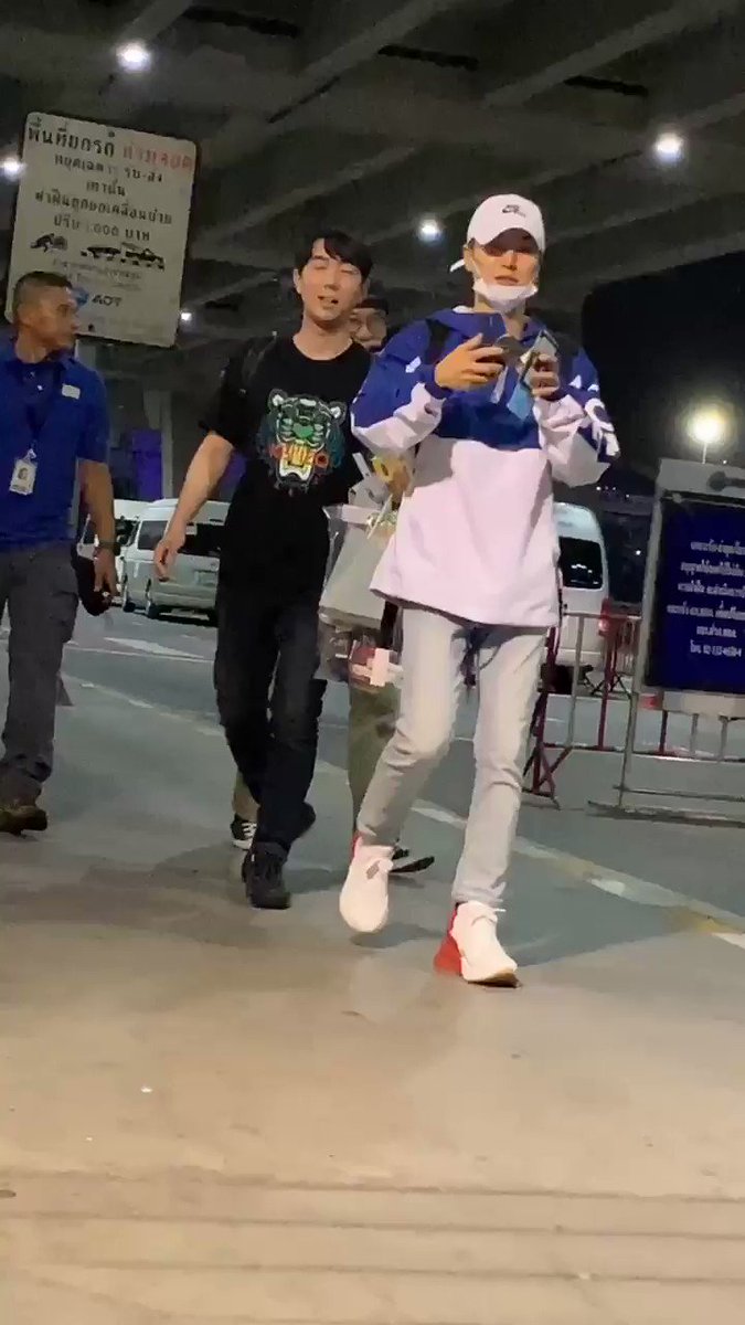 พี่ทึกใกล้มากกกไม่คิดว่าจะเดินมาหยิบสโลแกนกับเพื่อน พี่ทึกบอกว่า "เก่งจังเลย" เพื่อนตอนนี้คิดจิตหลุดไปกับพี่ทึกแล้ว 🤣#WelcomeLeeteukToThailand