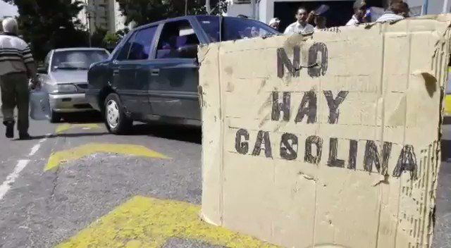 Bajo el engaño de " El Petróleo ahora es de Todos " saquearon a la Industria Petrolera, ahora en El pais con las reservas más grande del mundo, los Venezolanos No conseguimos ni gasolina. #VnzlaSinGasolina