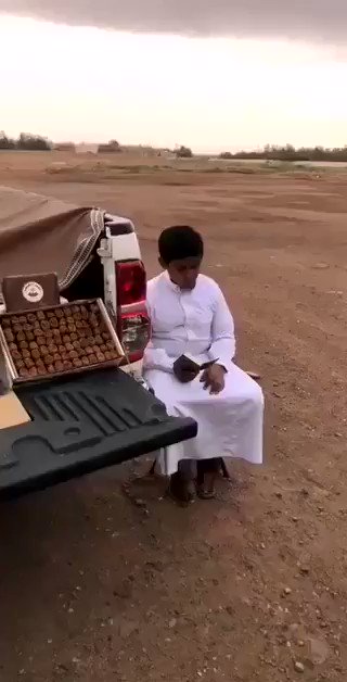 فيديو:طفل يقرأ القرآن أثناء بيعه للتمر على أحد الطرق بـ #المملكة في نهار #رمضان.