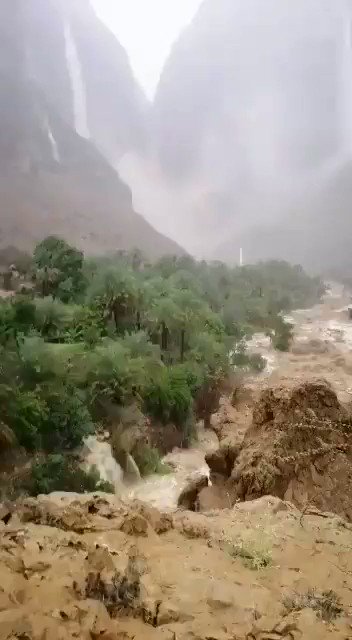 مشهد رائع جداً من قرية عدّة بوادي بني جاير في ولاية صور .. جمال المنظر يتوشح بغزارة الأمطار ونزول الشلالات (الشراج) وقوة جريان الوادي. #منخفص_الغفران