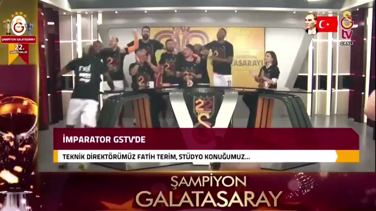 Fatih Terim'in GS TV'ye verdiği röportaj sırasında Aslanlar stüdyoyu bastı. Çok Güzelsiniz Çok