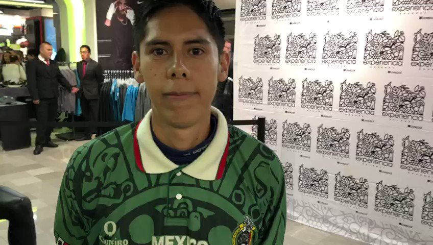 Aficionado considera al “Chuky” el mejor jugador de México en la actualidad. Además, comenta que tuvo que esperar aproximadamente 3 horas para obtener su firma y fotografía.#LiguillaW