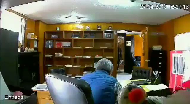 #Video #Impactante #Enterate El pasado 27 de abril, individuo ingresa a oficina de abogado y le dispara en la cabeza, lesionando ala secretaria, en #EdoMéx Cuautitlán Izcalli.