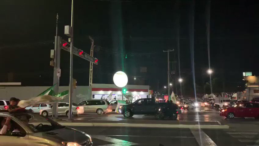 #LiguillaW La afición del @clubleonfc festeja en las calles su pase a la gran final del fútbol mexicano.@JCZamora07