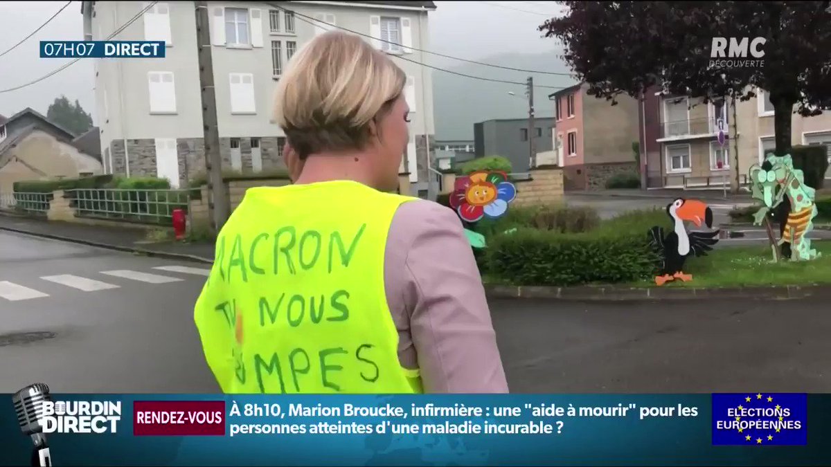 VIDEO⚡️Dans la commune de #Revin dans les Ardennes où Marine Le Pen était arrivée en tête au 1er tour de la présidentielle, les #GiletsJaunes incitent les gens à aller voter pour qu'@EmmanuelMacron n'arrive pas en tête des #Européennes🇪🇺.
@MLP_officiel #ActeXXVIII #Acte28