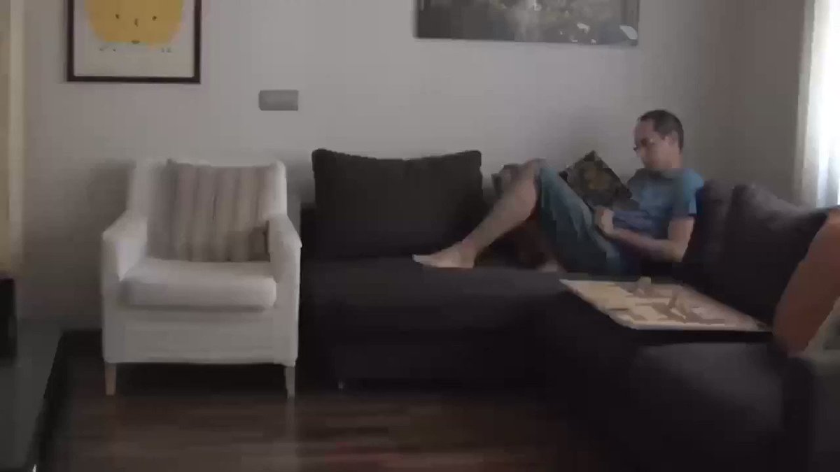 Elle : - Chéri t'es où ? Tu peux sortir la poubelle vu que tu fais rien ?!Moi :