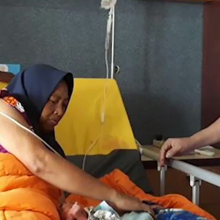 KELAHIRAN BAYI KEMBAR TIGA DI CILACAPSakimin sebagai seorang ayah tampak semringah mendapat rezeki Ramadan, bayi kembar tiga. Sabtu (18/5), istrinya, Juminem melahirkan tiga bayi laki-laki.#NewsOne #ViralNews #kembartiga #cilacap