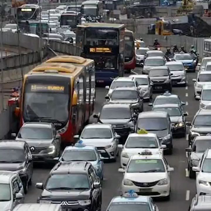 DEMI HINDARI MACET MOBIL NEKAT NAIK TROTOARPengendara mobil nekat melaju agar terbebas dari kemacetan panjang. Aksi tersebut menjadi viral setelah terekam kamera dan di unggah ke medsos. #NewsOne #ViralNews