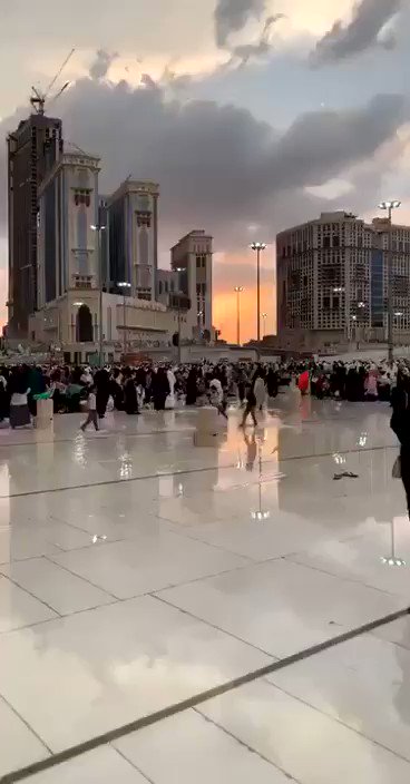 شاهد بالفيديو.. فرحة الأطفال وزوار الحرم المكي بهطول الأمطار. #مكه_الان