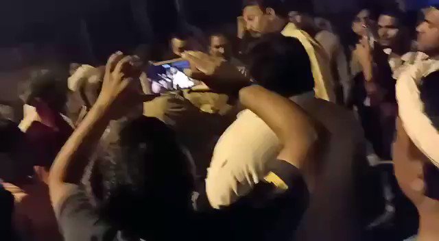गाजीपुर के जंगीपुर में रखी गयी ईवीएम को बदला जा रहा है मौके पर ईवीएम भरी गाड़ी पकड़ी गयी है सूचना मिलने के बाद गाजीपुर गठबंधन के प्रत्याशी पूर्व सांसद अफजाल अंसारी पहुंच चुके है पुलिस गठबंधन के प्रत्याशी को अंदर नही जाने दे रहे ।
अफजाल अंसारी धरने पर बैठ गये: BSP statement