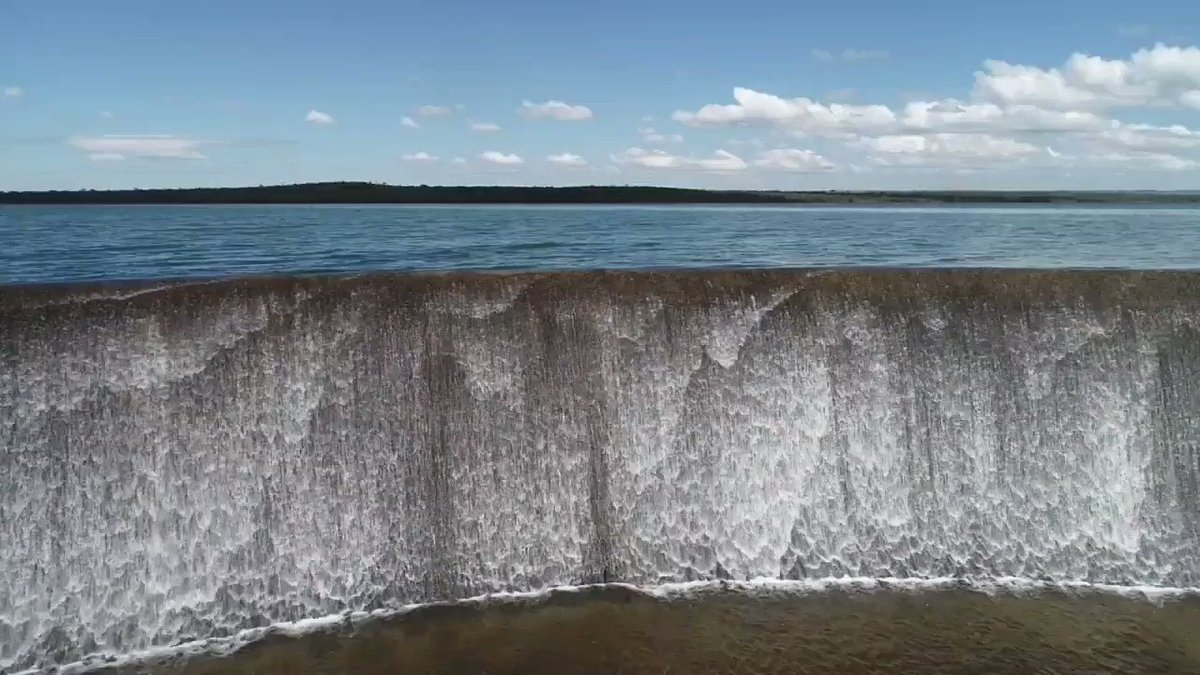 Olha aí, Brasília! Reservatório de Santa Maria atingiu nível máximo pela 1ª vez desde 2015. Segundo a companhia, risco de racionamento em 2019 é muito baixo. Mas, PELO AMOR, não vamos abusar! Economizem água sempre! - https://www.metropoles.com/distrito-federal/crise-hidrica-apos-barragem-transbordar-caesb-avalia-situacao-no-df …
