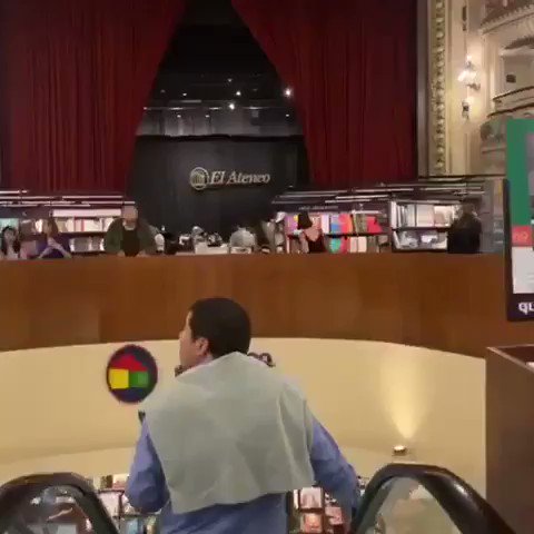 En El Ateneo Grand Splendid (Buenos Aires), una de las librerías más bonitas del mundo, puedes encontrar nuestro libro: “La historia como nunca antes te la habían contado”. Un libro de @academiaplay escrito por @Sr_Donze