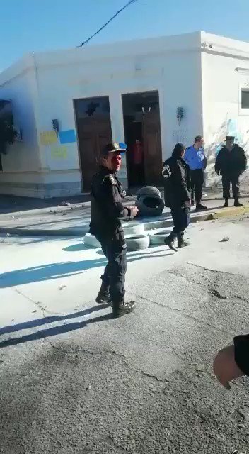#Rawson En gravísimos incidentes en uno de los accesos a @gobiernochubut, el Crio. Gral. Miguel Gómez (Jefe de Policía) y varios efectivos sufrieron importantes heridas luego de las violentas agresiones de un grupo de manifestantes. @massonifederico @Oviedodelvalle @c7chubut
