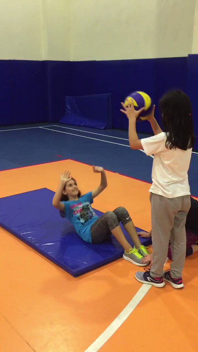 Uğur Okulları Yalova Kampüsü İlkokul Voleybol Antrenmanımızda genel kuvvete yönelik olan mekik hareketimizi temel tekniğimiz olan parmak pas tekniğiyle birleştirmeyi amaç edindik...🏐 @senoltopal77 @Yasemin_inan8 @cez080777 @muraterbakis @mesutcaglarr @tezel_berrak @yagmurttr3