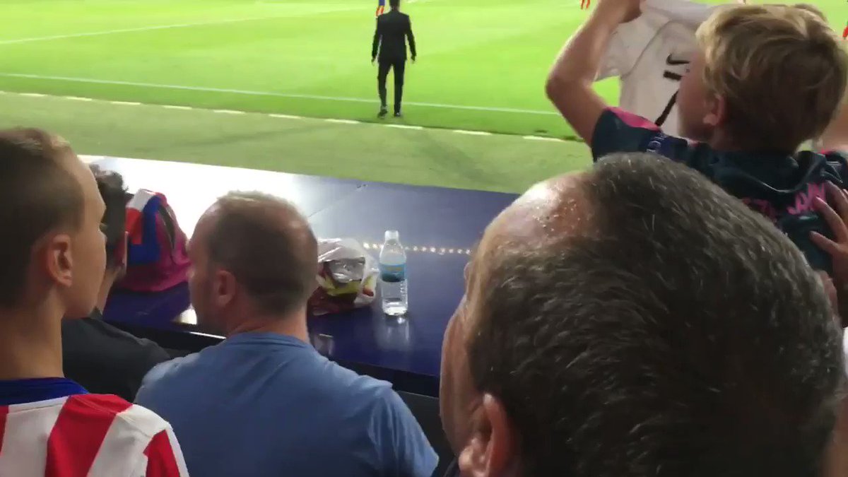 Retweet PFCuando tu ídolo parece olvidar que también tuvo 8 años y deja a tu hijo en un llanto inconsolable Estoy seguro que si @AntoGriezmann lo ve hará algo al respecto@Koke6 @diegogodin @11carlosV @JoseMaGimenez13 @Simeone @LucasHernandez @ArnaudRamsay @stephguer @ftapiro