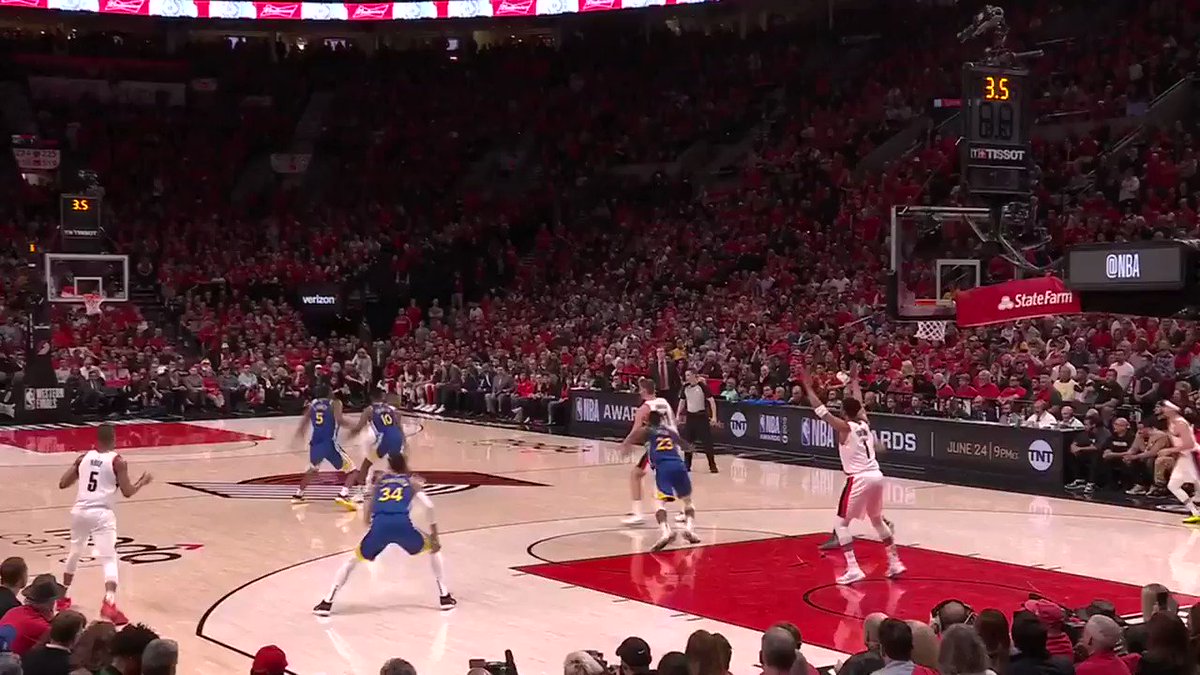 Q3 :01 - This is a challenge of officiating multiple defenders. Livingston's play was legal, as judged by the lead official, but Looney made contact with Turner's head, and that angle was closed to the lead. #RefWatchParty @NBAOfficial