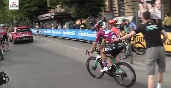 #Giro #Giro102 E10 | Pascal Ackermann con sangre y raspones llega a meta | #Giro2019 @BORAhansgrohe #ElPortalDelCiclismo #VamosEscarabajos