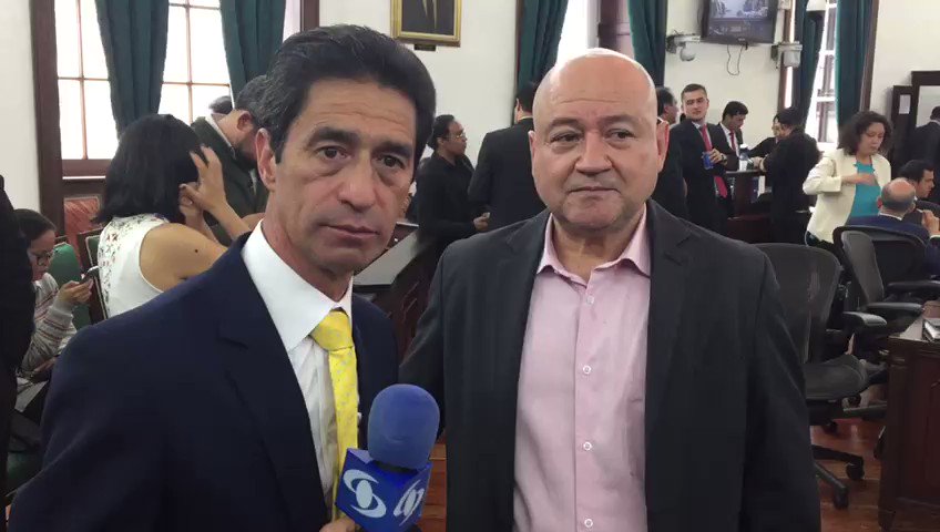 “Corrí a donde se encontraba y le hice un masaje cardiaco”: Carlos Lozada, senador de la FARC, fue el primero en auxiliar a José Obdulio Gaviria, quien sufrió un desmayo en plena sesión del Congreso >>> http://buff.ly/2W9qOmL