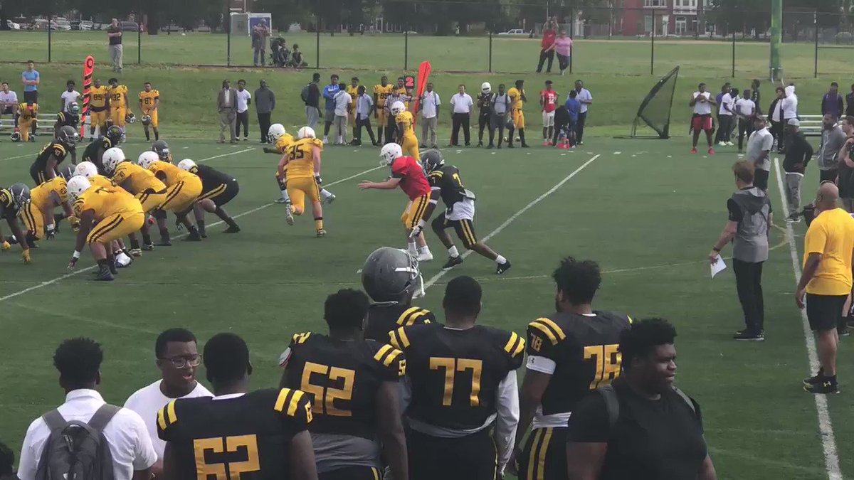 Young man @_omgthatsoz2x showin he GETS IT DONE on Both sides of the Ball 💪🏽
Excellent execution on the Jail Break Screen 👌🏾 – at Utz Field at Patterson Park