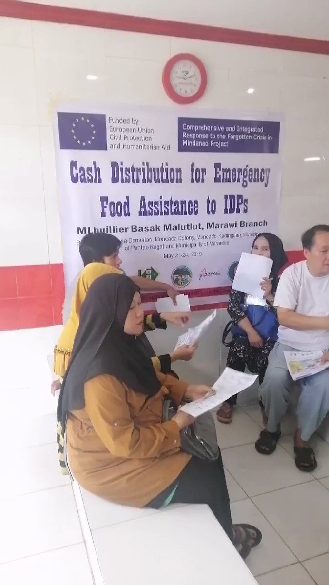 Cash distribution for food assistance to internally displaced people in Marawi. @CAREphl works with @eu_echo @ECHO_Asia and Kalimudan sa Ranao in providing lifesaving assistance for people who are still displaced 2 yrs after the #MarawiSiege.