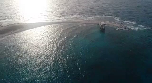 Soberanos; lo decimos desde el punto más septentrional de Venezuela en el Mar Caribe, con la activación del Faro Estratégico de Isla de Aves. Garantía de seguridad para navegar nuestros espacios acuáticos, con mano de obra técnica venezolana de @ochinaVE ¡Buen viento y buena mar!