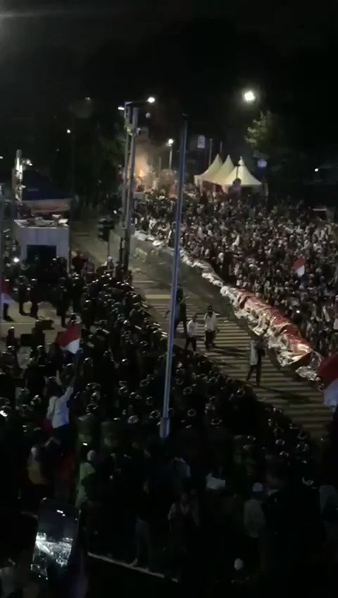 Ya Allah.......jgn mundur lg spt 2014, Pak.
Sekarang atau tdk sama sekali. Indonesia akan pecah karena sdh digenggam china.
Dimana patriotis mu? Dimana jiwa & semangat bela tanah air??
Ini bukan masalah menang atau kalah. Tp masalah KEDAULATAN RAKYAT.
#TNIbersamaKedaulatanRakyat