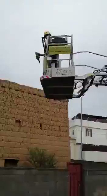 في صورة للرحمة والرفق بالحيوانات.. شاهد.. الدفاع المدني يُنقذ قطة علقت فوق منزل مهجور بأحد رفيدة.
