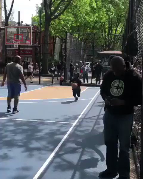 He hit em with a Shammgod & ol dude lost it!! “All Ball” 👀😂😂
@therealshammgod
📸 @NuevaYorkNico