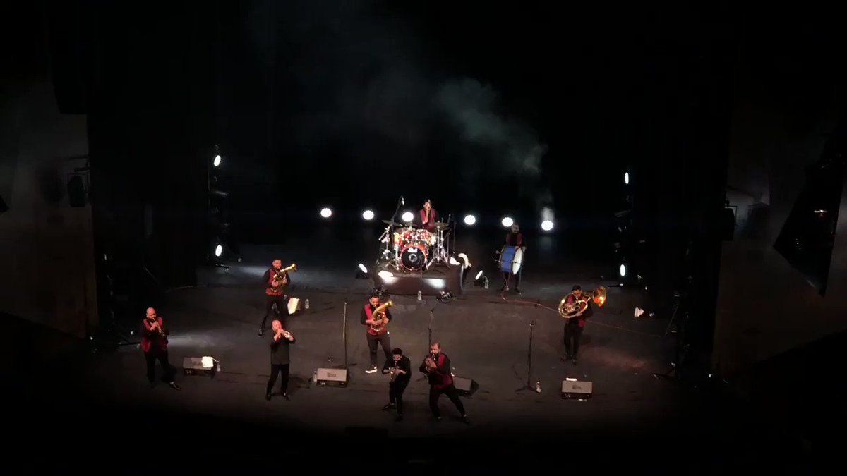 #AEstaHora se vive la fiesta en el @teatrosantande1 , los artistas invitados tienen la energía del público encendida ¡Gran orquesta de Macedonia! #TodosSomosTeatro