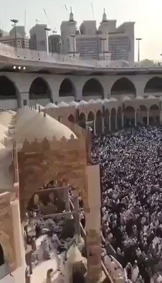 شاهد بالفيديو.. امتلاء صحن المطاف بالمعتمرين، وسط تنظيم عالي من رجال الأمن.
