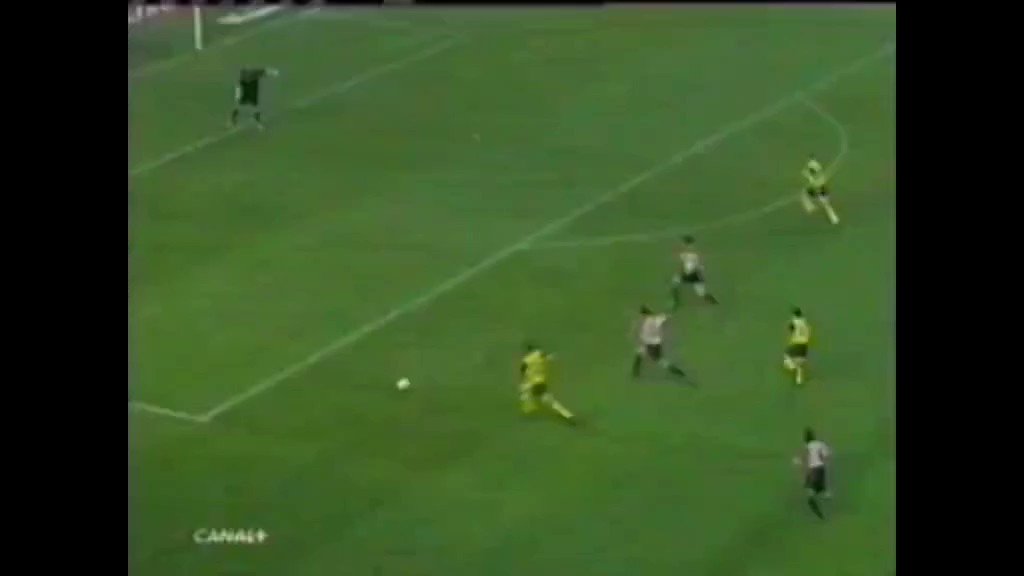 El 23.05.04, en la última jornada de liga, el @Atleti se impuso por 3-4 al At. Bilbao en San Mamés. Por los colchoneros marcaron Ibagaza, De los Santos y Fernando @Torres (2). El 1º del Niño, un golazo logrado con un disparo seco y lejano.
#TalDíaComoHoy #HistoriaATM
@AIbagaza
