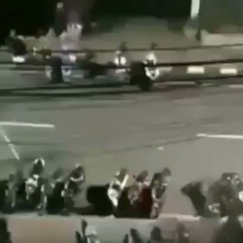 This is so unbelievable š
That guy kicking those motorbikes intentionally was surely not one of the protesters since the 2 policemen strolling after him did nothing to arrest or warn him for destroying people's property š¤
And later they blame the protesters?
#DukungPRABOWO