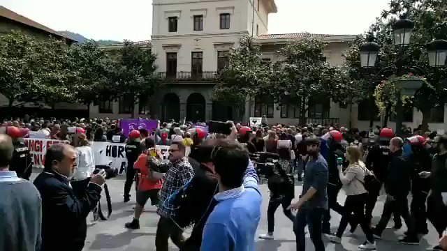 Així ha estat rebut Albert Rivera al municipi de Ugau-Miraballes: Tothom d'esquenes, en silenci, comerços tancats i pancarta de "No sou benvinguts".