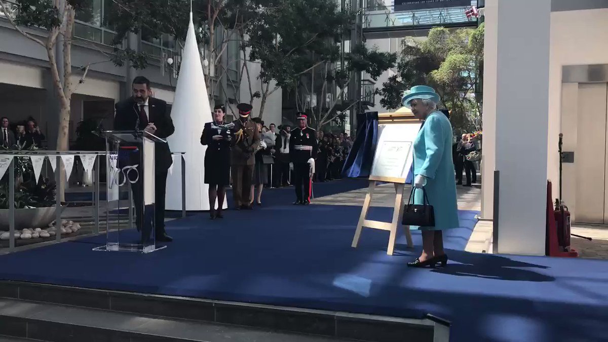 .@British_Airways staff gave three cheers to Her Majesty after HM unveiled a plaque to mark the visit.