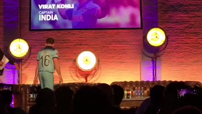 Entry of Pakistan Captain @SarfarazA_54 and India Captain @imVkohli during #CWC19Captain Press conference in London. #CWC19