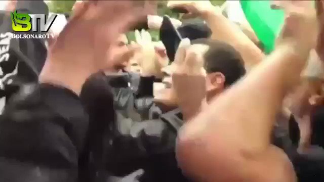 Parte 3
Presidente @jairbolsonaro fala com a imprensa ao desembarcar em Cascavel e se emociona com carinho recebido de apoiadores 😢😍.
Chorei junto .... 🙏🤗❤