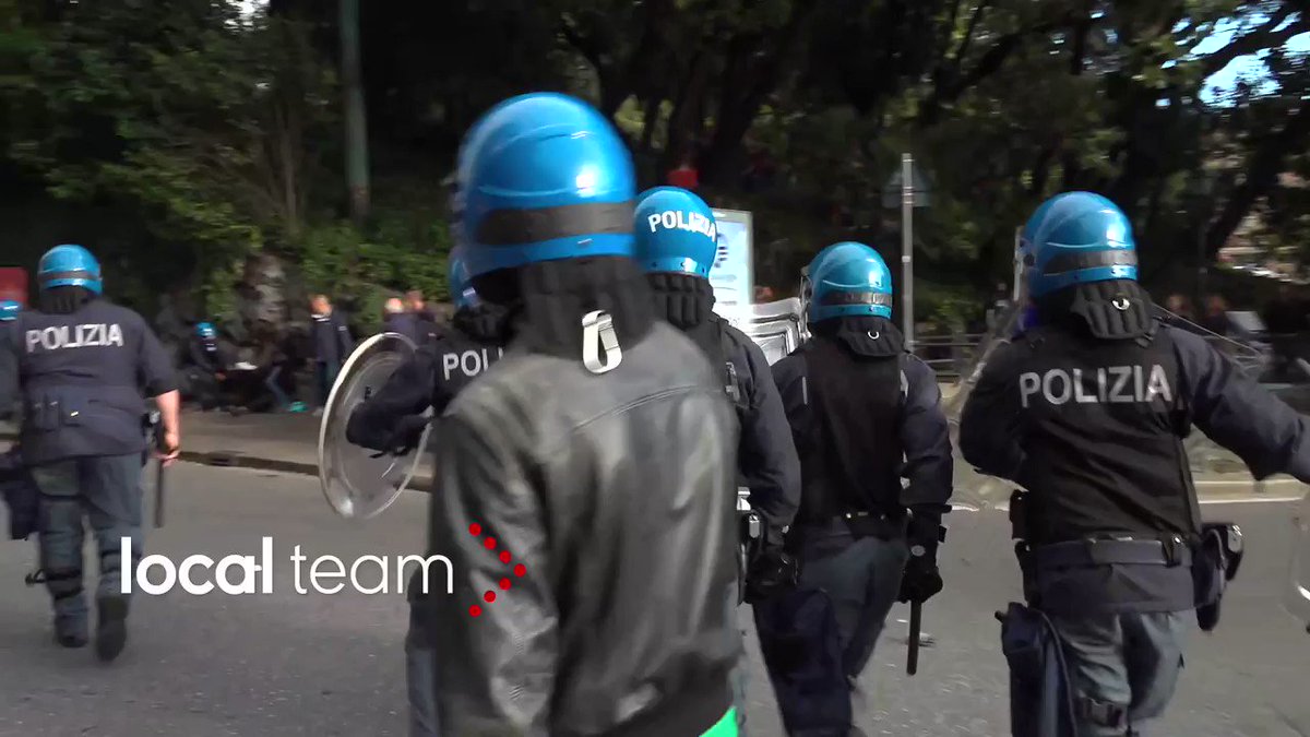 #CasaPound Scontri Genova, il momento in cui Stefano Origone di Republica viene manganellato dalla polizia: ha 2 dita fratturate