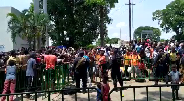 #AsíLasCosas en Tapachula, Chiapas. Africanos, agobiados por el calor intentan ingresar a la Estación Migratoria Siglo XXI. Policías federales y militares intentan recuperar la tranquilidad. @WRADIOMexico vía: @Chechetc
