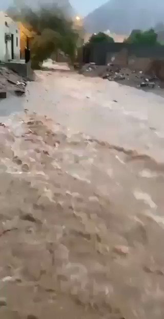 فيديو:مياه الأمطار الشديدة تجرف أحد الأطفال وهو يلعب في مجرى للسيل بـ #نجران.