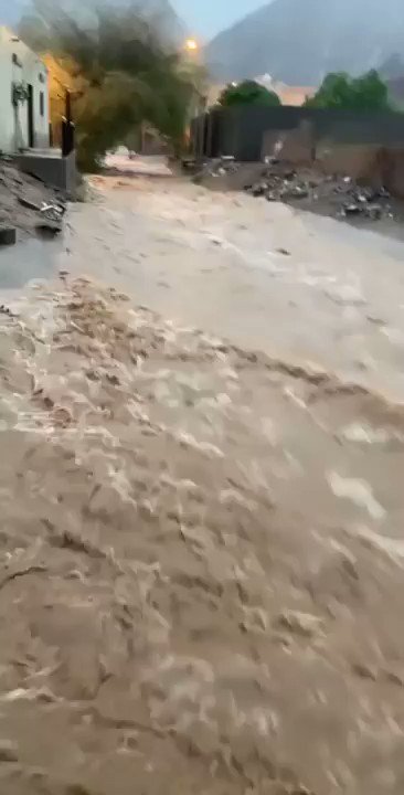 السيول تجرف طفلاً بـ #نجران وشجاعة شاب تنقذه.http://sabq.org/6HJcfN