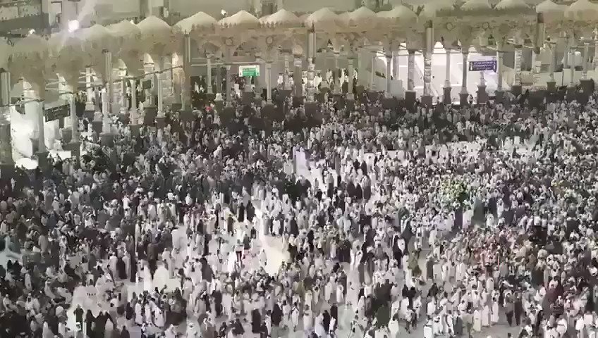 فيديو:على الرغم من الزحام الشديد.. شاهد كيف تتم عملية تنظيف صحن المطاف دون إيقاف أو تعطيل لحركة الطائفين.
