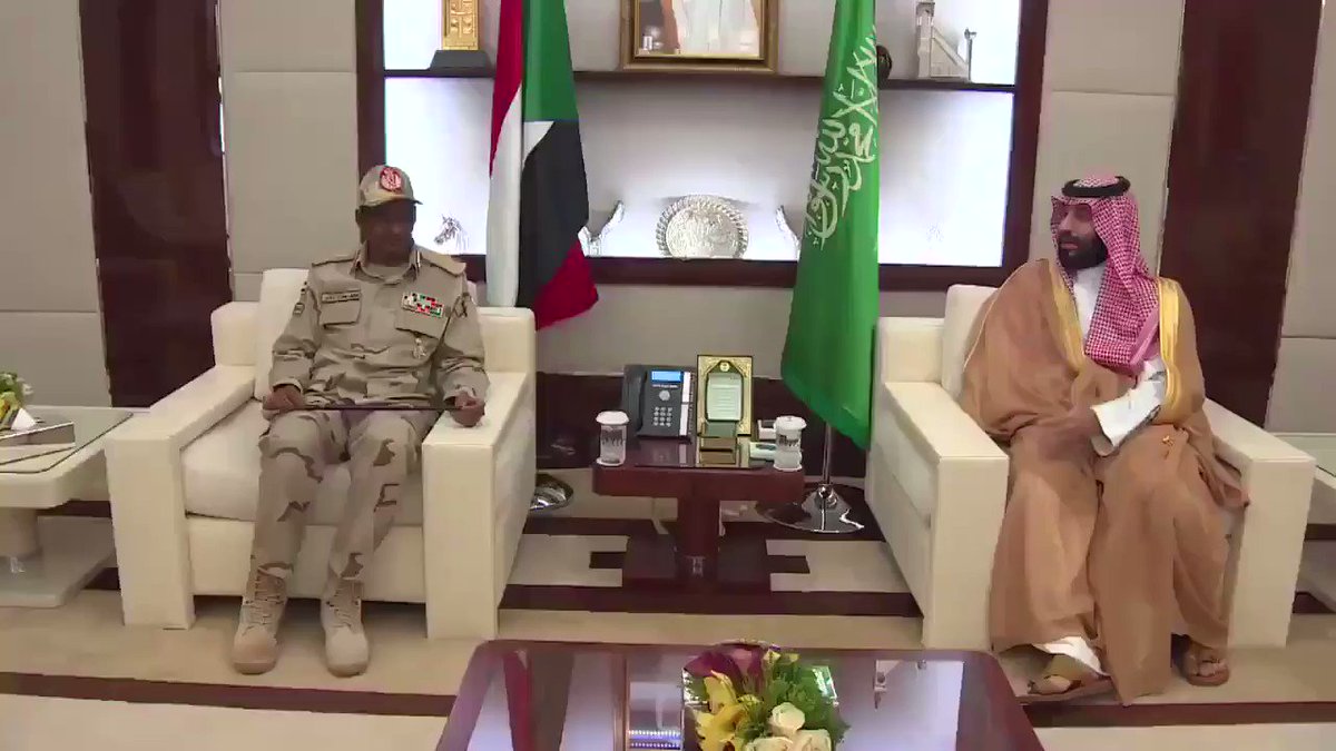فيديو ...ولي العهد أثناء استقباله نائب رئيس المجلس الانتقالي السوداني حيث جرى بحث التعاون الثنائي بين البلدين الشقيقين..#المملكة #ولي_العهد.