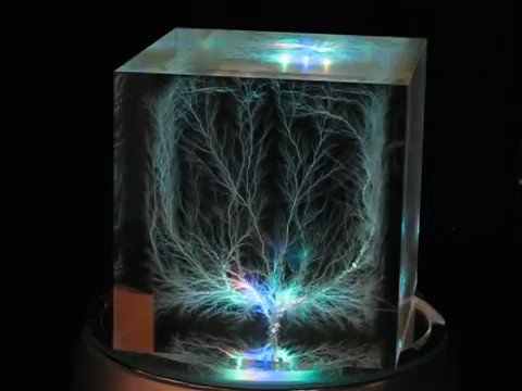 Esto es lo que pasa cuando haces pasar una corriente por un cubo acrílico.