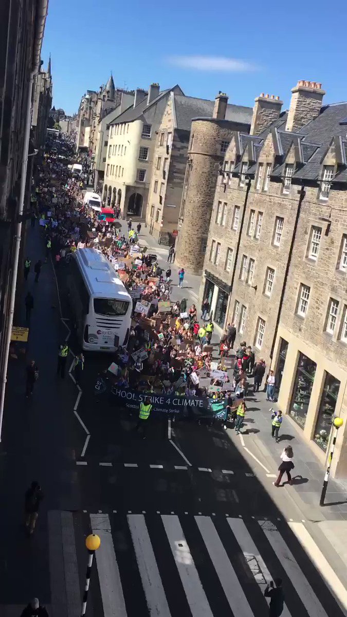 Brilliant to see school pupils marching down the Royal Mile to the Scottish Parliament protesting about the climate #FridaysForFuture #ClimateStrike