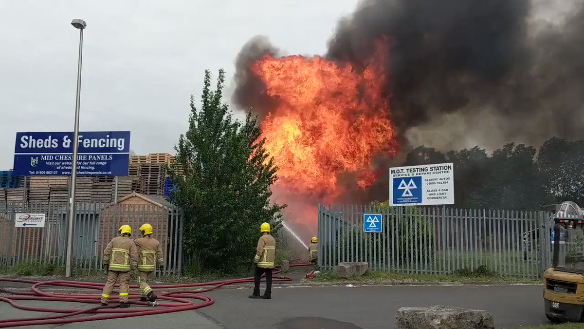 #WinsfordFire - Ten fire engines were called to the fire on Leslie Road in Winsford. Firefighters are making good progress extinguishing the fire but will remain on site for some time. The only road remaining closed is Browning Way. http://socsi.in/SuDoa (*Video from earlier)