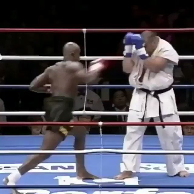 Flash 🔙 - Há exatos 21 anos Ernesto Hoost 🇳🇱 mandou esse chute alto que nocauteou o carateca Jean Riviere 🇨🇦 no #k1 Braves, e mandou ver na dancinha à la 'Mr. Perfect'.
#glorykickboxing #kickboxing