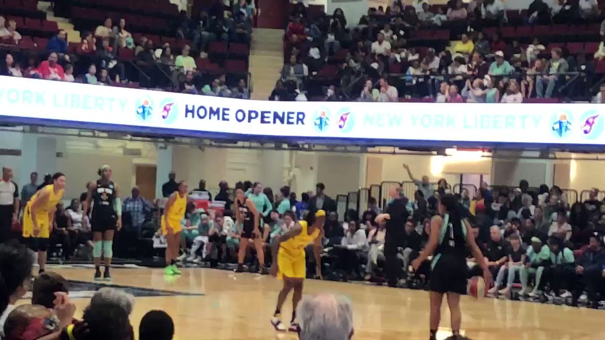 .@nyliberty trail 39-33 at the half
@tinacharles31 leads all scorers with 16 points, 6 rebounds. #WNBA